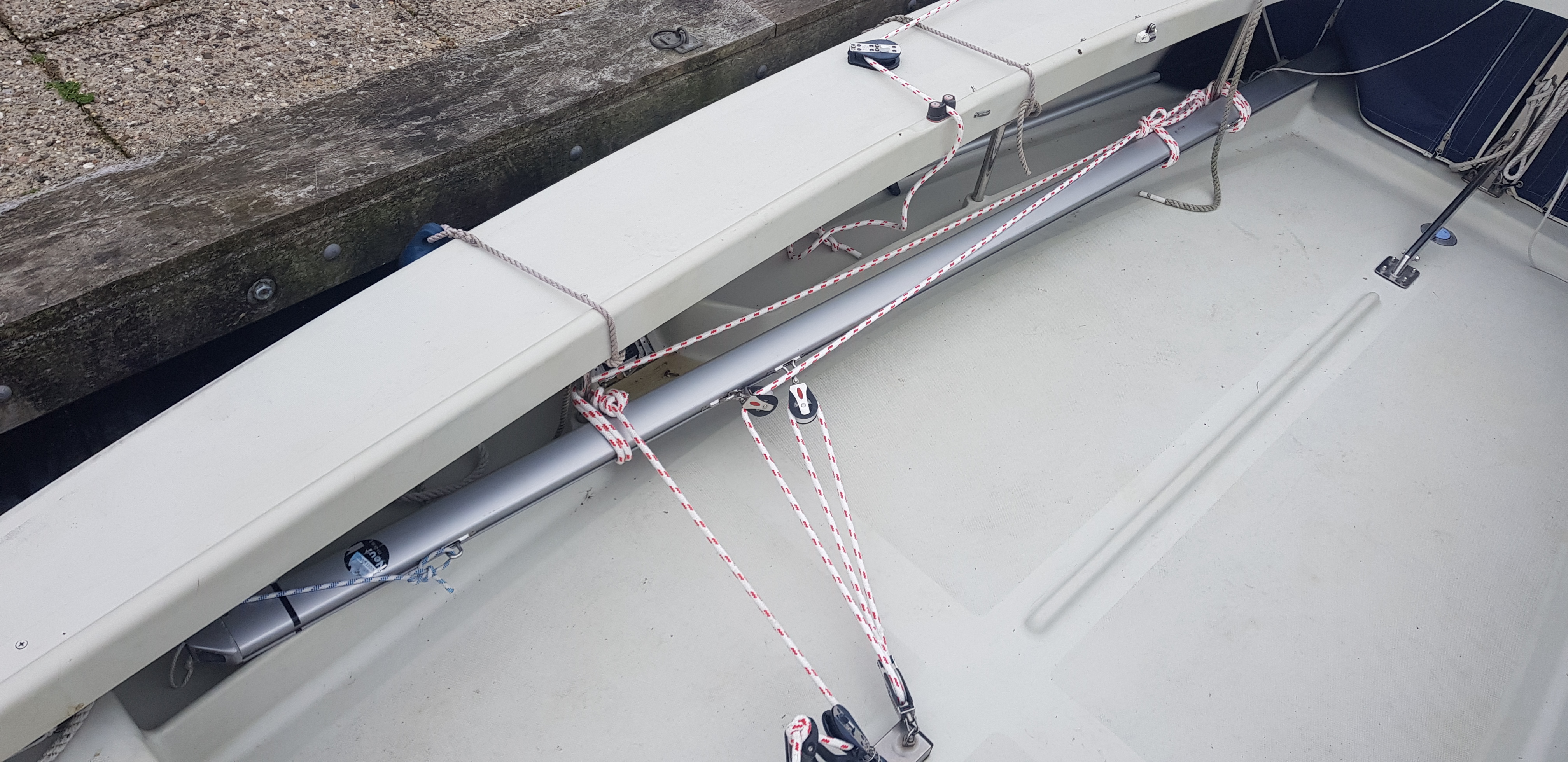 Giek in kuip bevestigen met schoot